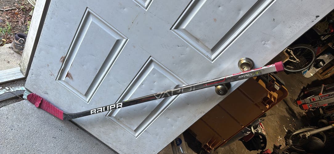 Intermediate Bauer Vapor Hyperlite Right Handed Hockey Stick P28 Pro Stock (Used)