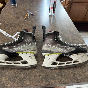 2024 Bauer Vapor Hyperlite Hockey Skates Regular Width 11 (Used)