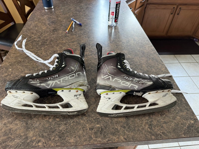 2024 Bauer Vapor Hyperlite Hockey Skates Regular Width 11 (Used)