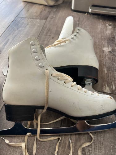 Figure Skates B Adult 9.5 (Used)