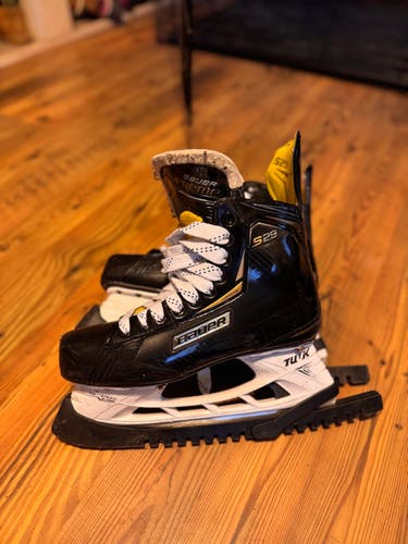 Bauer Supreme S29 Hockey Skates 9.5 (Used)