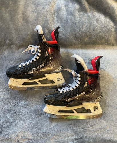 2024 Bauer Vapor X5 Pro Hockey Skates Regular Width Size 5 (Used)