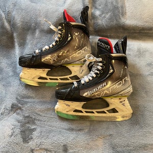 2023 Bauer Vapor Hyperlite 2 Hockey Skates Size 4 (Used)