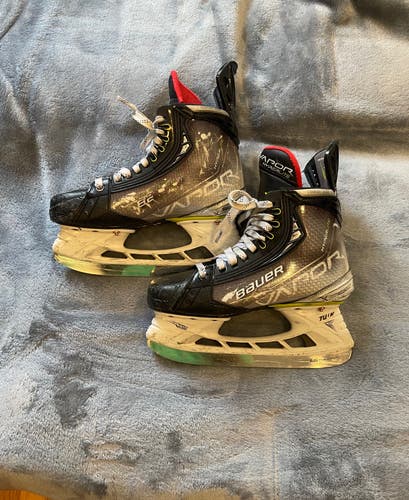 2023 Bauer Vapor Hyperlite 2 Hockey Skates Size 4 (Used)