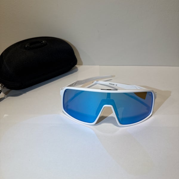 Oakley Sutro’s blooming green lens and the black frame comes with Case new