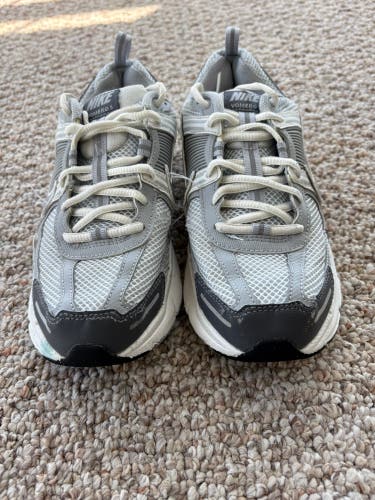 Nike Vomero sneakers (hardly worn) youth size 5.5