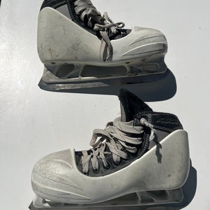 CCM 652 Super Tacks Hockey Goalie Skates Size 4 (Used)