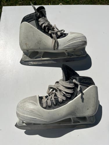 CCM 652 Super Tacks Hockey Goalie Skates Size 4 (Used)