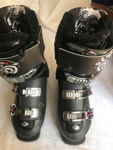 Mondo 23 & 23.5 Women's Roxa Kara 85 All Mountain Ski Boots Soft Flex (Used)