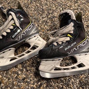 Bauer Vapor Hockey Skates Regular Width Size 1 (Used)