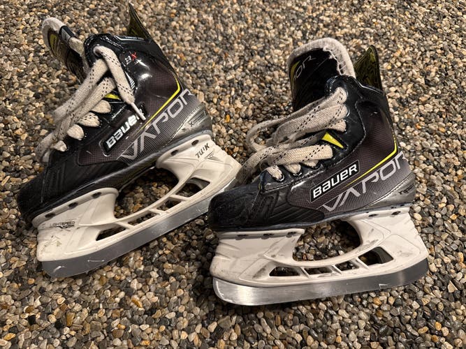 Bauer Vapor Hockey Skates Regular Width Size 1 (Used)