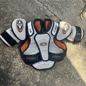 Medium Intermediate Easton Synergy 300 Shoulder Pads (Used)