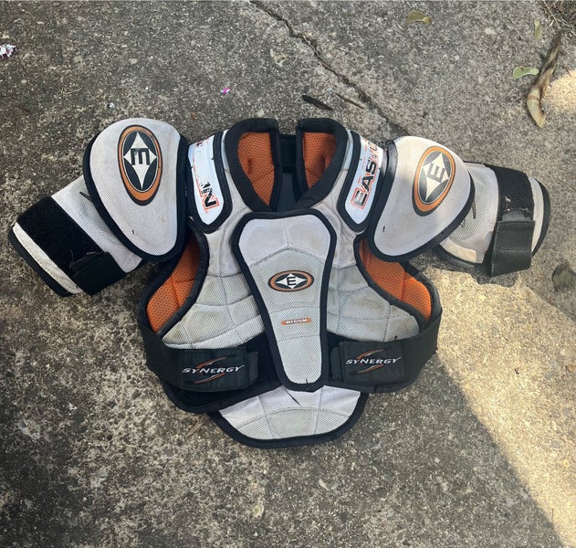 Medium Intermediate Easton Synergy 300 Shoulder Pads (Used)
