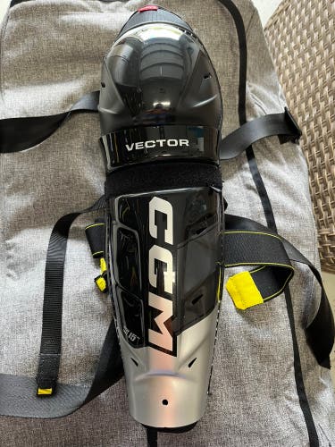 Senior CCM Vector 15" Shin Pads (Used)