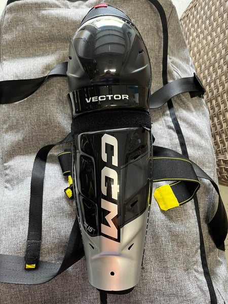Senior CCM Vector 15" Shin Pads (Used)