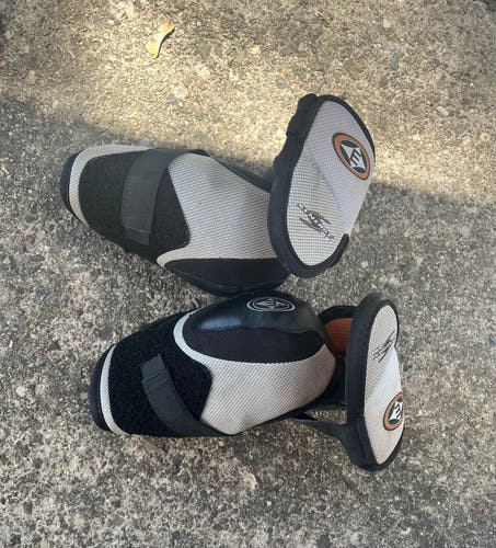 Intermediate Large Easton Synergy 300 Elbow Pads (Used)