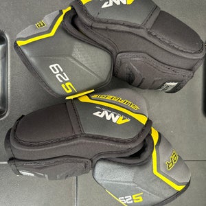 Junior Medium Bauer Supreme Elbow Pads (Used)