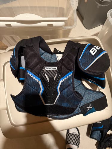 Large Intermediate Bauer X Shoulder Pads (Used)