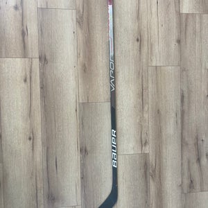 Cracked Intermediate Bauer Vapor Hyperlite Right Handed Hockey Stick P92 (Used)