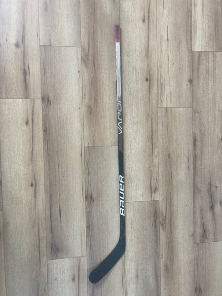 Cracked Intermediate Bauer Vapor Hyperlite Right Handed Hockey Stick P92 (Used)