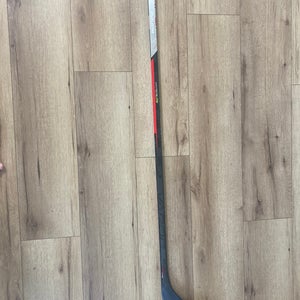 Intermediate Bauer Vapor Hyperlite Right Handed Hockey Stick P92 (Used)