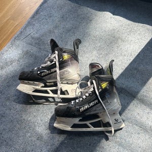 Bauer Vapor Hyperlite 2 Hockey Skates Regular Width 8 (Used)