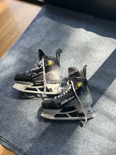 Bauer Vapor Hyperlite 2 Hockey Skates Regular Width 8 (Used)
