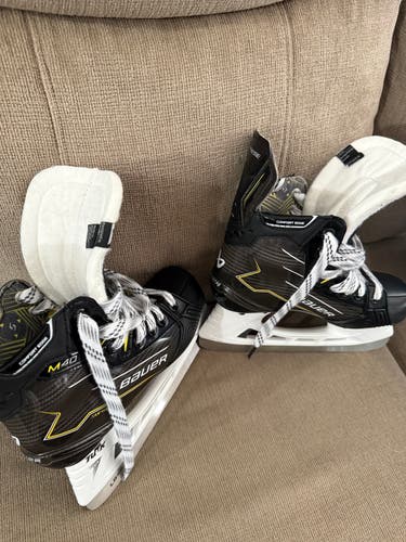 2025 Bauer Supreme M40 Hockey Skates Regular Width Size 2 (Used)