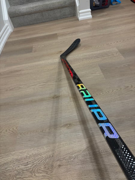 Senior Bauer Vapor Hyperlite Right Handed Hockey Stick P28 64” *Sync Graphic*Pro Stock (Used)