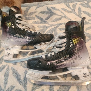 Bauer Vapor Hyperlite 2 Hockey Skates 9.5 (Used)