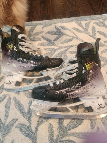 Bauer Vapor Hyperlite 2 Hockey Skates 9.5 (Used)