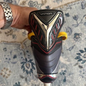 2021 Bauer Vapor X600 Hockey Skates Regular Width Size 2.5 (Used)