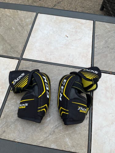 Junior Medium CCM Tacks 3092 Elbow Pads (Used)