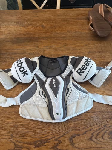 Reebok yth large hockey shoulder pads