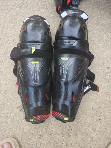 Senior Bauer Vapor Hyperlite 15" Shin Pads (Used)