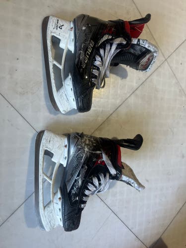 2023 Bauer Vapor X5 Pro Hockey Skates Regular Width Size 1.5 (Used)