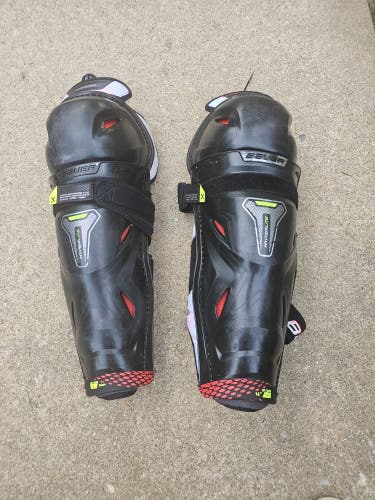 Intermediate Bauer Vapor Hyperlite 14" Shin Pads (Used)