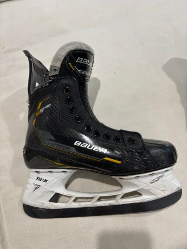 2024 Bauer Supreme M5 Pro Hockey Skates Regular Width Size 6 (Used - Excellent Condition).