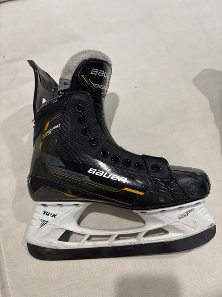 2024 Bauer Supreme M5 Pro Hockey Skates Regular Width Size 6 (Used - Excellent Condition).