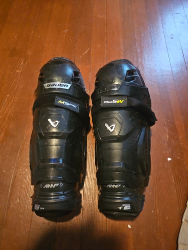 Intermediate Bauer Supreme M5 Pro 13" Shin Pads (Used)