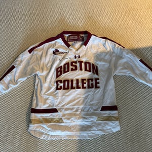 Noah Hannifin signed Boston College hockey jersey. Size youth large.