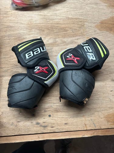Youth Medium Bauer Vapor 2x Elbow Pads (Used)