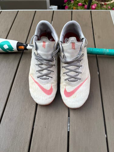 White Unisex Size M 8.0 (W 9.0) Nike Mercurial Vapor Molded Cleats Cleats (Used)