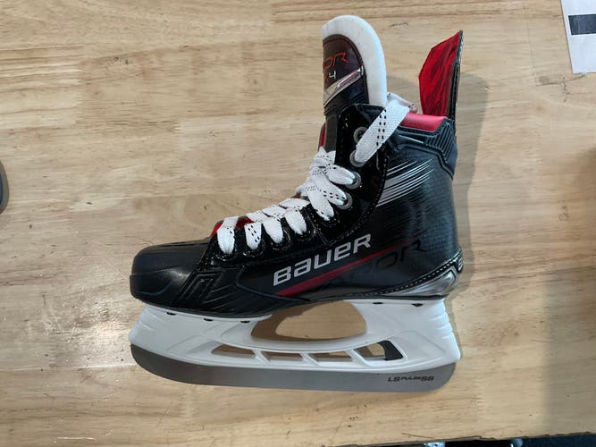 Bauer Vapor X4 Hockey Skates Size 4 (New)