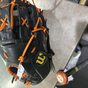 Used Wilson SIGNATURE SERIES BB/SB Glove RH Throw Black 12 1/2" 11605-C000205800