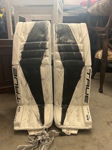 34" 2023 True 7x3 Goalie Leg Pads (Used)