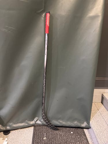 Junior Bauer Hyperlite 2 Right Handed Hockey Stick P28 (Used)
