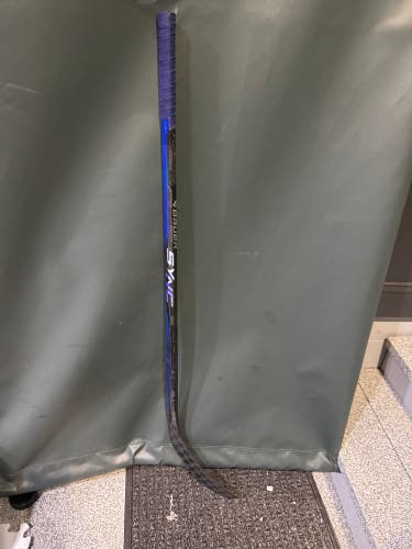 Junior Bauer Nexus Sync Right Handed Hockey Stick P28 (Used)