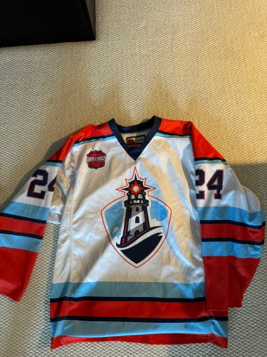 Islanders hockey club USPHL white XL Men's Jersey #24 (Used)