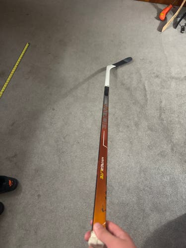 Senior Bauer Vapor Hyperlite Right Handed Hockey Stick P92 Pro Stock (Used)